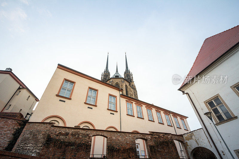 黄昏时分，从彼得山的山脚下看到的布尔诺圣彼得和保罗大教堂。它也被称为katedrala svateho petra a pavla，是捷克共和国摩拉维亚布尔诺市的主要地标。